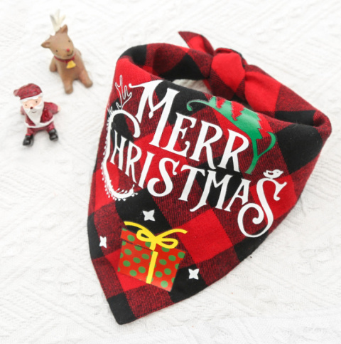 Czerwona świąteczna bandamka dla psa w kratkę z napisem Merry Christmas i prezentem