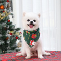 Pies ubrany w zieloną świąteczną bandamkę