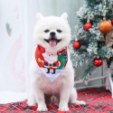 Pies w świątecznej bandamce dla psa i kota z motywem mikołaja