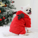 Pies ubrany w czerwone świąteczne ubranko