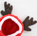 Detaliczne ukazanie poroży renifera w świątecznym czerwonym ubranku dla psa