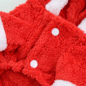 Detaliczne ukazanie guzików w świątecznym czerwonym ubranku dla psa